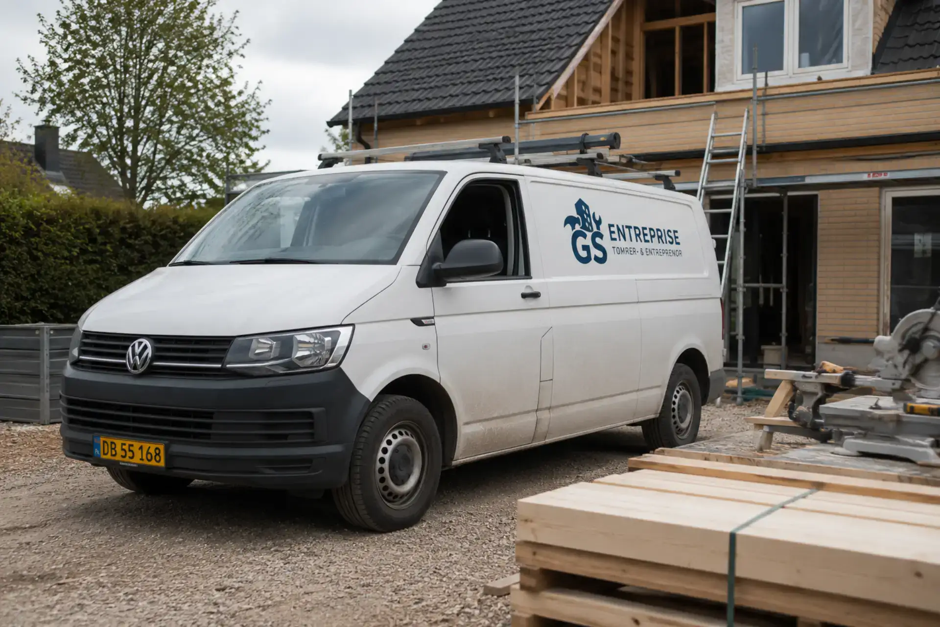 Gøttsche Svendsen Entreprise ApS servicebil foran byggeplads.